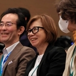 引退会見を笑顔で見守る小林芳子さん（中央）や土橋徹理事長（左）ら（撮影・丸山桃奈）