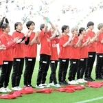 ＩＮＡＣ神戸－広島　試合後、スタンドのサポーターに感謝を伝えるＩＮＡＣ神戸の選手たち