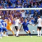 長崎－神戸　前半４５分、長崎のＣＫからエドゥアルド（右から２人目）に決められ、２－２の同点とされる＝長崎市のピーススタジアムｂｙＳｏｆｔＢａｎｋ