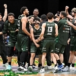 優勝を決め、コート上で喜びを爆発させる神戸の選手ら＝１７日午後、神戸市中央区のジーライオンアリーナ神戸（撮影・風斗雅博）