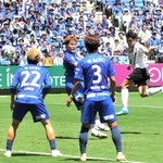 長崎－神戸　前半２７分、神戸の武藤（右端）がヘディングシュートを決め、１－１の同点に追いつく