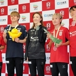 優勝の喜びを語ったＩＮＡＣ神戸の宮本ともみ監督（中央）と（右から）太田美月、山本摩也、大熊茜、久保田真生選手＝兵庫県庁