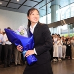 神戸市職員らに迎えられる坂本花織さん＝２１日午前、神戸市中央区加納町６（撮影・吉田敦史）