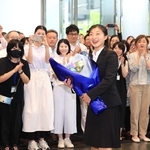 神戸市職員らから祝福を受ける坂本花織さん（中央）＝２１日午前、神戸市中央区加納町６（撮影・吉田敦史）