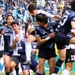 福岡－神戸　前半終了間際、ヘッドで先制点を決める神戸のトゥーレル（中央）＝ベスト電器スタジアム