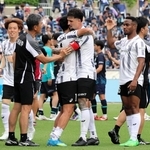 福岡－神戸　西の１位を決め、武藤と抱き合う神戸・トゥーレル（中央右）