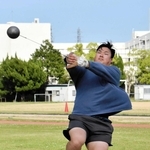 ハンマー投げの練習に励む山陽特殊製鋼の中川達斗＝姫路市、日ノ本学園