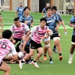 プレーオフ準決勝に向けて練習する神戸の選手たち＝神戸市東灘区のチームグラウンド