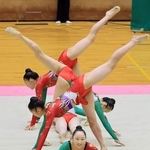 新体操女子団体　息の合った演技で３年ぶりの優勝を飾った日ノ本の選手たち＝西宮市ライフパートナーアリーナ（撮影・鈴木雅之）