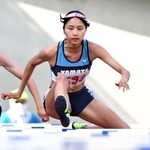 陸上女子１００メートル障害　１３秒２９の日本高校タイ記録で優勝した神戸山手グローバルの二階堂咲＝２９日、神戸市須磨区緑台、ユニバー記念競技場（撮影・斎藤雅志）