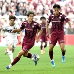 神戸-鹿島　前半、ドリブルで相手陣に攻め込む神戸の大迫（中央）。右は武藤＝ノエビアスタジアム神戸（撮影・風斗雅博）