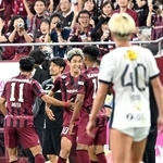 神戸-鹿島　前半、フリーキックを決めて喜ぶ神戸の大迫（中央奥）ら（撮影・風斗雅博）