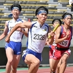陸上男子４００メートルリレー決勝　関学の３走・平加佳志（左奥）からバトンを受け、走り出す４走・古今堂辰弥＝撮影・斎藤雅志