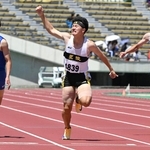 男子２００メートル決勝　２１秒１３の大会新記録で優勝した星陵の太田陸希（中央）＝撮影・斎藤雅志