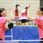 卓球女子ダブルス優勝を決め、喜び合う神戸野田の高田（左）山口組