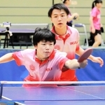 卓球男子ダブルス決勝をストレート勝ちした育英の西面（右）、松島組