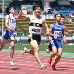 陸上男子２００メートル決勝　２１秒１３の大会新記録で優勝した星陵の太田陸希（中央）＝撮影・斎藤雅志