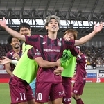 神戸－鹿島　後半、ハットトリックでチーム５点目を決め、チームメートから祝福を受ける神戸の大迫（中央）＝撮影・風斗雅博