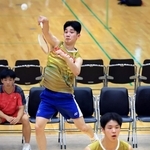 バドミントン男子団体決勝・彩星工科-社　第２ダブルスを制した彩星工科の西山尚吾（上）、沢田一心組＝兵庫県立文化体育館（撮影・吉田敦史）