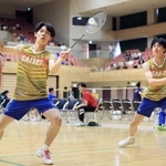 バドミントン男子団体決勝・彩星工科-社　息の合ったプレーで相手を圧倒した彩星工科の小川太幹（右）、中川康平組＝神戸常盤アリーナ（撮影・吉田敦史）