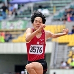 陸上男子三段跳び決勝　大会新記録で優勝した滝川の板野結希（撮影・大田将之） 
