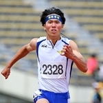 陸上男子１００メートル決勝　大会新記録で優勝した関学の古今堂辰弥＝神戸市須磨区、ユニバー記念競技場（撮影・大田将之）