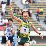 陸上男子５０００メートル競歩決勝　大会新記録で優勝し、人さし指を突き上げる市西宮の辻那悠太
