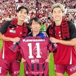 ボールボーイとして勝利に貢献し、神戸の大迫（右）、武藤（左）と記念写真に納まり、はにかむ葺合高の生徒＝５月３０日、ノエビアスタジアム神戸（（ｃ）ＶＩＳＳＥＬ　ＫＯＢＥ）