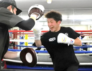 力強いミット打ちを見せる伊藤千飛（右）＝神戸市東灘区の真正ジム