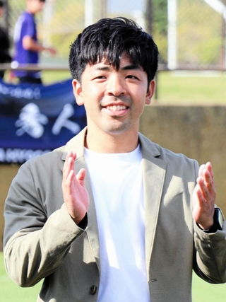 ２大会連続の天皇杯出場に導いたバサラ兵庫の木村暁監督（中央）＝９日、洲本市のアスパ五色