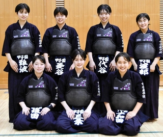 剣道女子団体で２連覇を果たした甲子園の選手たち