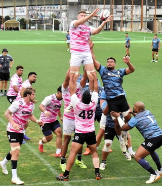 プレーオフ決勝を前に、練習に励む神戸の選手たち＝神戸市東灘区のチームグラウンド