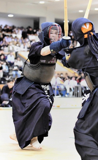 剣道女子団体決勝で鋭い面を放つ甲子園の大将三葉