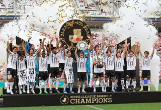 優勝を喜ぶ神戸イレブン＝６日午後、茨城県鹿嶋市、メルカリスタジアム（撮影・丸山桃奈）