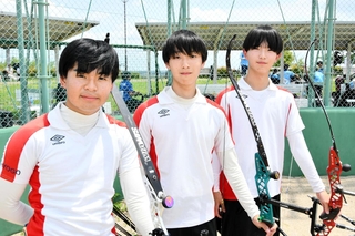 アーチェリー男子団体総合で５連覇を達成した甲南の（左から）吉田星舞、豊田健悟、内田創太＝加東市滝野総合公園