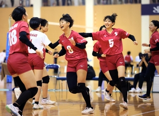 バレーボール女子決勝・氷上-親和　第１セット、得点し喜び合う一柳（８）ら親和の選手たち（撮影・吉田敦史）