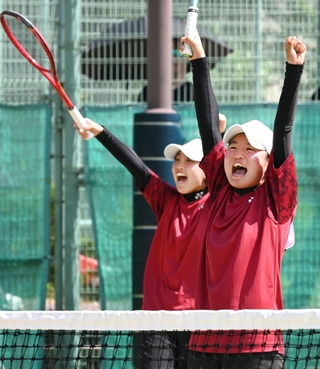 ソフトテニス女子団体決勝　得点を決めて喜ぶ須磨学園の金井・横田ペア（撮影・斎藤雅志）