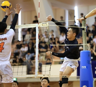 バレーボール男子決勝・市尼崎-姫路工　第２セット、スパイクを放つ市尼崎の神吉（撮影・吉田敦史）