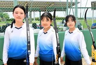 アーチェリー女子団体総合で２連覇した須磨学園の（左から）松下奏音、椋野葵、宮加谷優＝加東市滝野総合公園