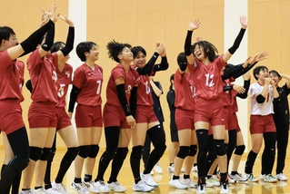 バレーボール女子決勝　親和に競り勝って初優勝を決め、応援席に手を振る親和の選手たち＝加古川市ＳＨＯＷＡグループ総合体育館（撮影・吉田敦史）
