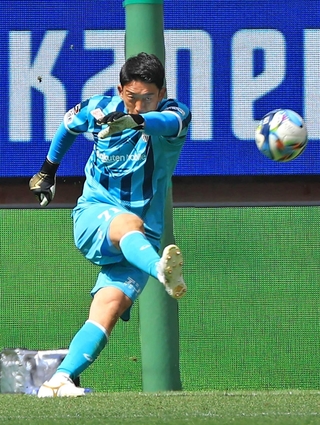 鹿島－神戸　再三のピンチを防いだ神戸のＧＫ権田＝撮影・丸山桃奈