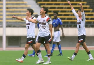 サッカー男子決勝・ＡＩＥ国際-滝川第二　優勝を決めて喜ぶ滝川第二の北村（１０）ら（撮影・鈴木雅之）