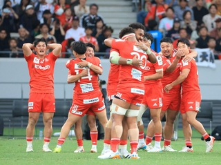 神戸-東京ベイ　優勝が決まり、喜びを爆発させる神戸フィフティーン＝７日午後、東京都新宿区のＭＵＦＧスタジアム（撮影・丸山桃奈）