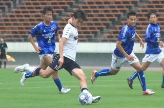 サッカー男子決勝・滝川第二-ＡＩＥ国際　後半、ゴールを決める滝川第二の北村（撮影・鈴木雅之）