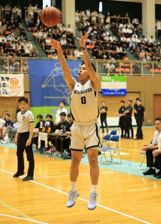 バスケットボール男子決勝・報徳-育英　前半、３点シュートを決める報徳の沢山陸＝西宮市ライフパートナーアリーナ（撮影・吉田敦史）