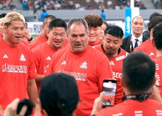 選手たちと日本一を喜ぶコベルコ神戸スティーラーズのデイブ・レニー・ヘッドコーチ（中央）＝７日午後、東京・ＭＵＦＧスタジアム（撮影・丸山桃奈）