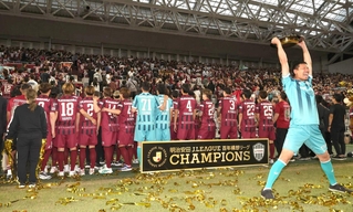 優勝時のお約束として、シャーレを高々と掲げた前川黛也を無視する神戸イレブン＝７日午後、神戸市兵庫区御崎町１、ノエビアスタジアム神戸（撮影・笠原次郎）