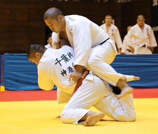 柔道男子90キロ級決勝　合わせ技で一本勝ちした社の原田晟波（右）＝高砂市総合体育館