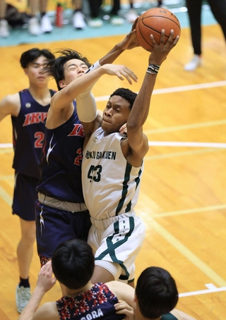 バスケットボール男子決勝・報徳-育英　後半、リバウンドを取る報徳のトンプシン（撮影・吉田敦史）
