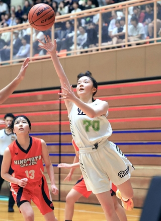 バスケットボール女子決勝・三田松聖-日ノ本　後半、シュートを決める三田松聖の三浦（７０）＝撮影・吉田敦史